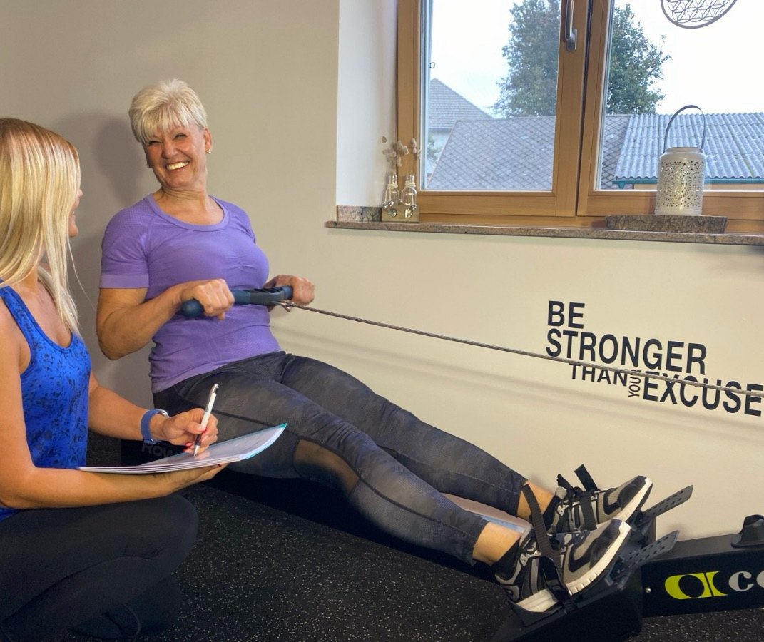 Anke Kern beim Coaching am Rudergerät
